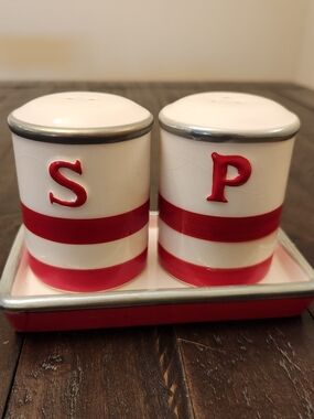 Vtg Cracker Barrel American Heritage Earthenware S & P Shakers with Tray